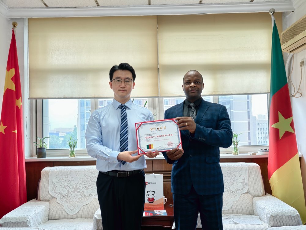Cameroon official endorsing ZW Group, a leading Semi Trailer Manufacturer China, with an honorary certificate.