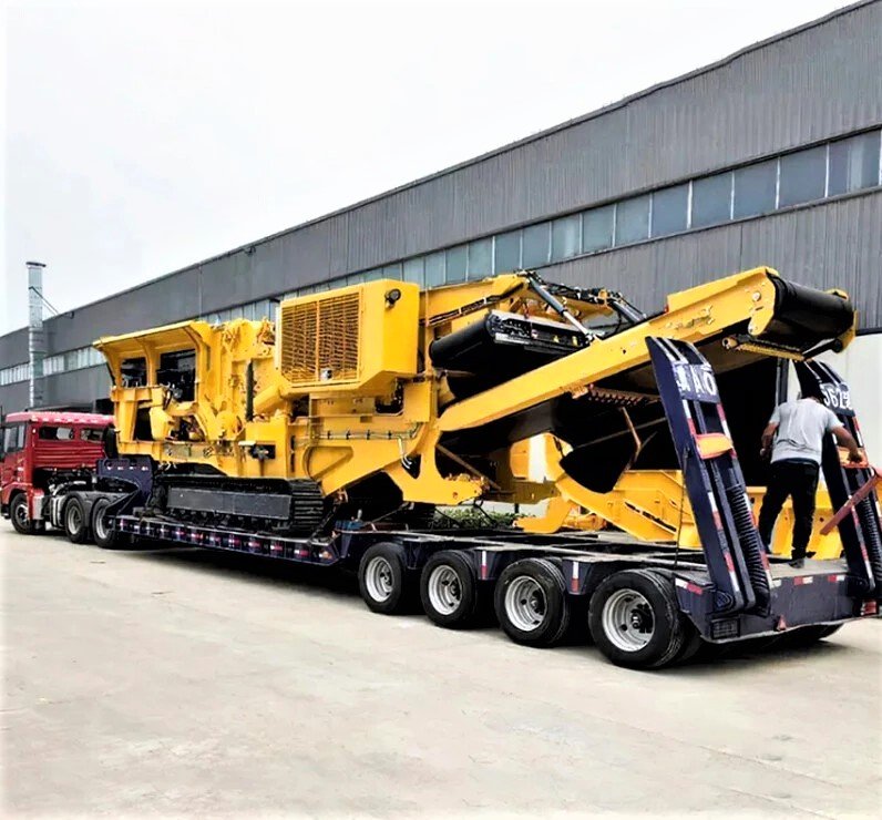 Gooseneck semi trailer for heavy equipment transport loading large machinery